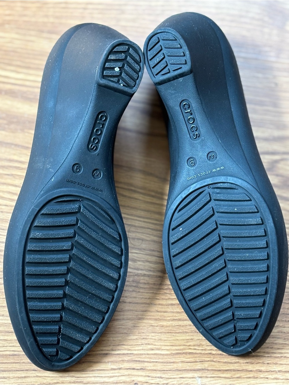 CROCS Black Lina Wedge Pumps with Plum Insole - Picture 5 of 5